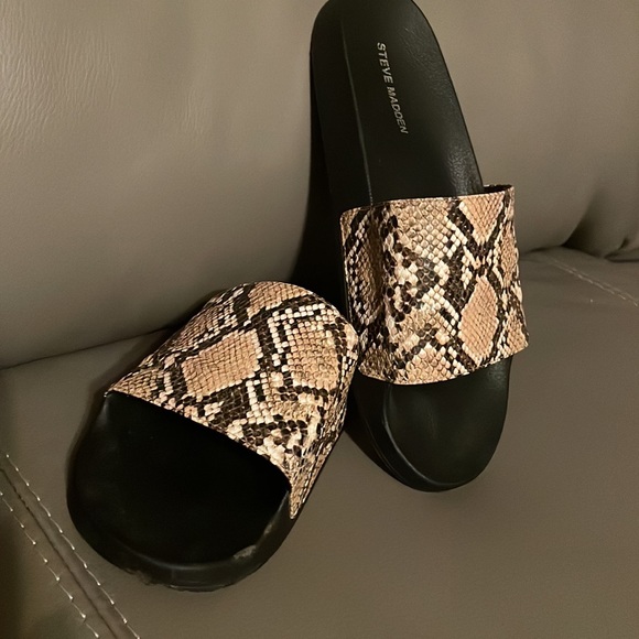 STEVE MADDEN SPIRIT VEGAN SNAKESKIN SLIP-ON SANDALS. - Picture 7 of 8